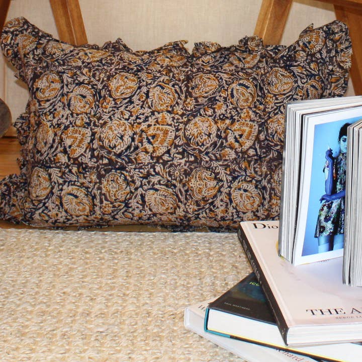 Svart ländryggkuddeöverdrag med volangkanter för wholesale av Kozify Decor Inc