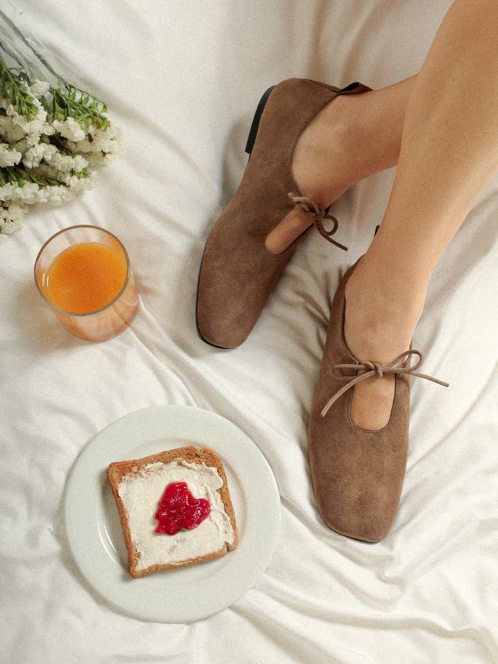 KATY TAUPE – Ballerines en cuir souple avec nœud à l'avant pour la vente par KMB Shoes