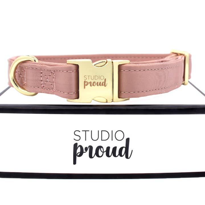 Collier en satin vieux rose pour la vente par Studio Proud