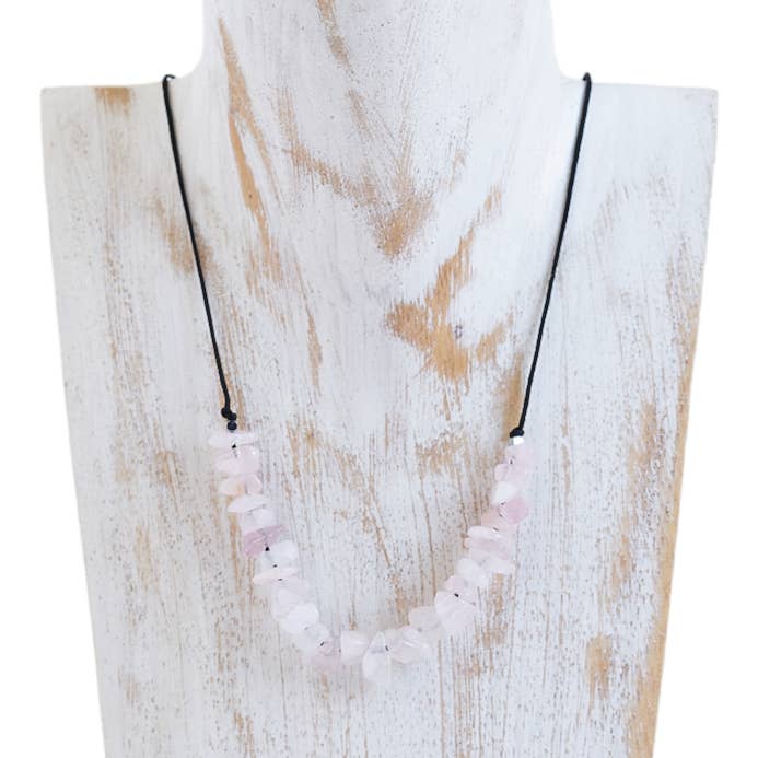 Halskæde med rosenkvarts, natursten for engroshandel hos Nella & Complements