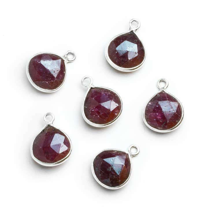 Pendentif en forme de cœur rubis orné d'argent, 15 x 11 mm, 1 perle pour la vente par The Bead Traders