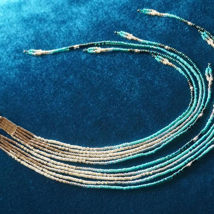 Abalorio largo de cristal con forma de sirena dorada de Maui Swan Designs para venta al por mayor de Maui Swan Designs