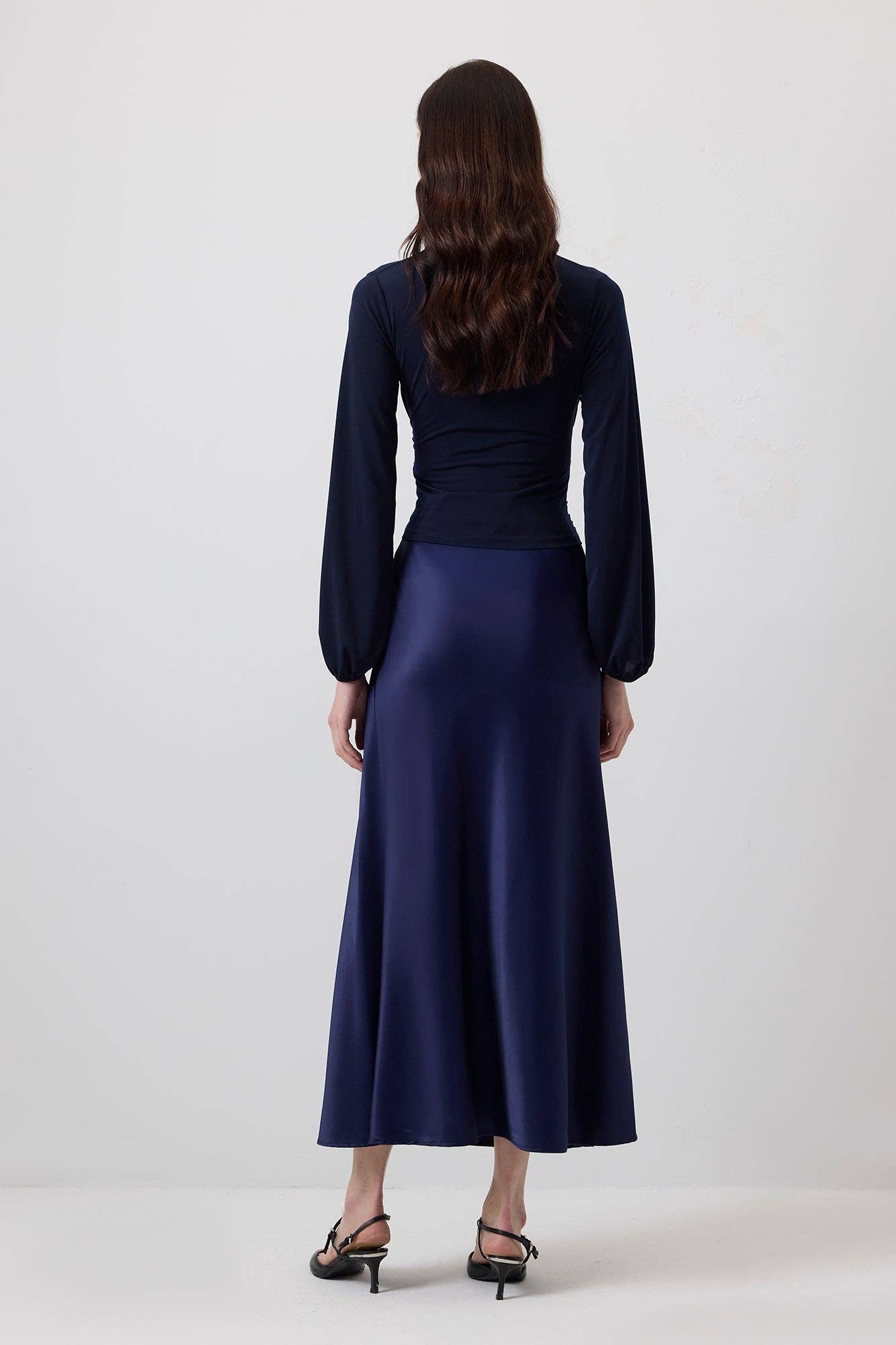 Marinblå Blus med draperad framsida, veckad fåll och ballongärmar för wholesale på Faire3