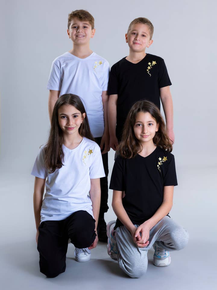 T-shirt unisexe brodé d'étoiles - Blanc pour la vente par Pear