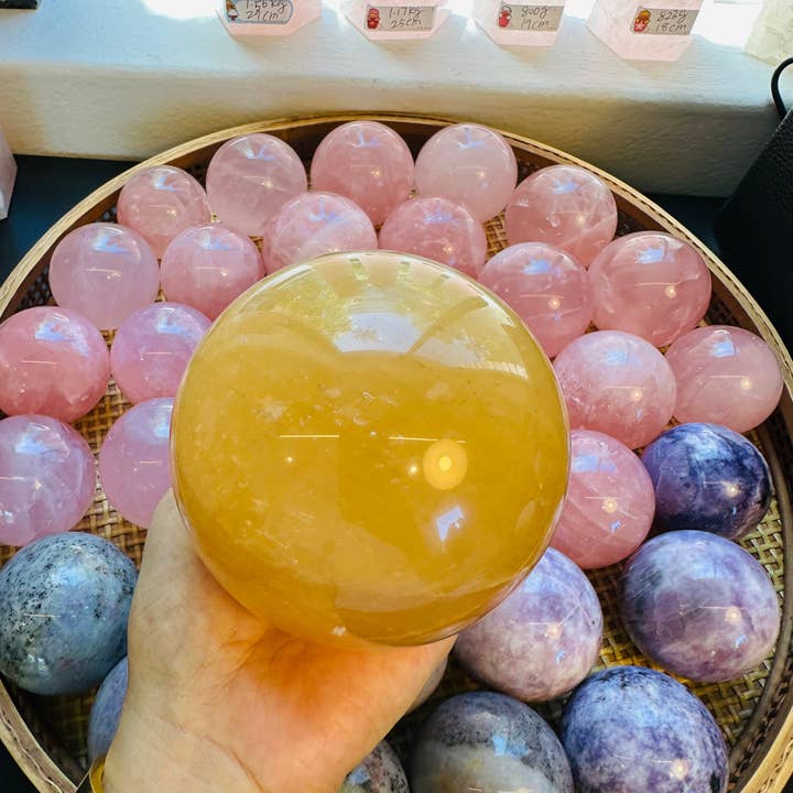 Moon Rituals - Venta al por mayor Piedras/cristales espirituales - Esfera esférica de calcita amarilla radiante, miel y calcita: positividad