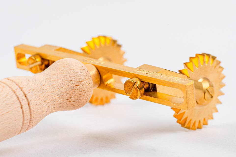 LA GONDOLA - Vendita all'ingrosso Utensile/attrezzo da cucina - Tagliapasta professionale regolabile con 2 ruote smerlate9