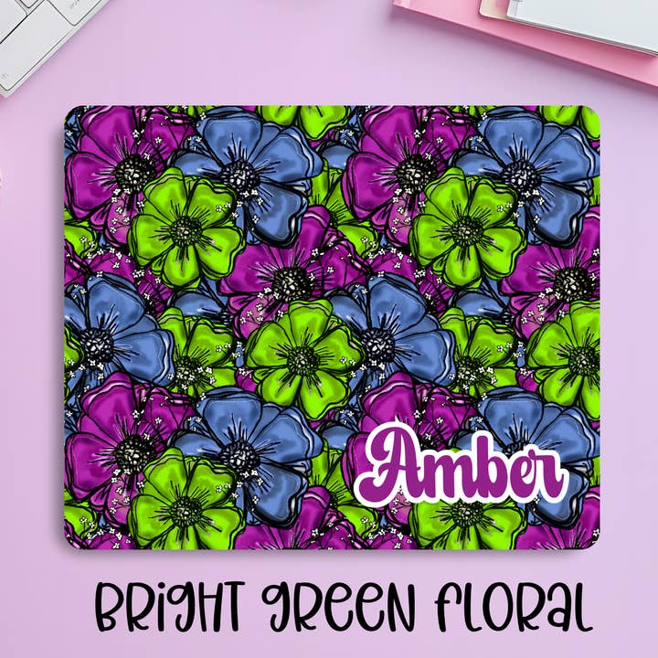 Tapis de souris floral personnalisé dessiné à la main – Tapis de bureau botanique avec nom personnalisé en vert, violet et bleu pour la vente par Creekside Design Company
