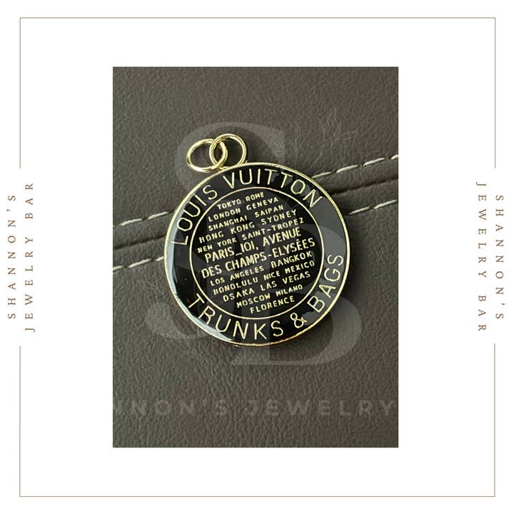 Shannon's Jewelry Bar - Vendita all'ingrosso Ciondolo/pendente - Louis Vuitton Charm Cursore Zip LV Smalto Trunks & Bags Tag2