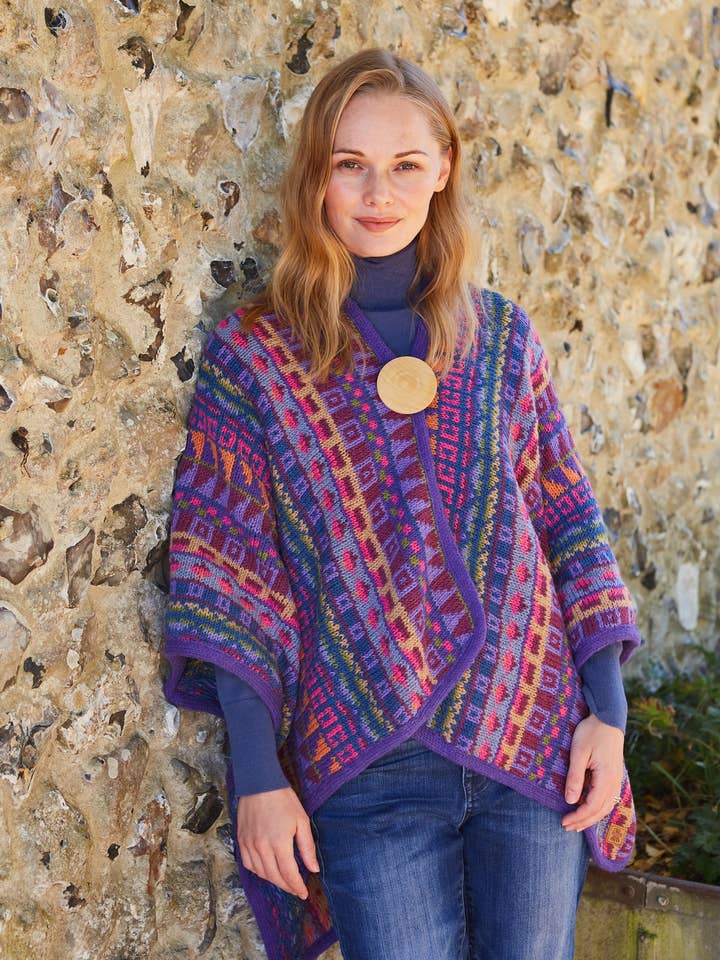 Poncho de lana tejido Fair Isle brillante de Marrakech en púrpura. para venta al por mayor de Pachamama Ltd