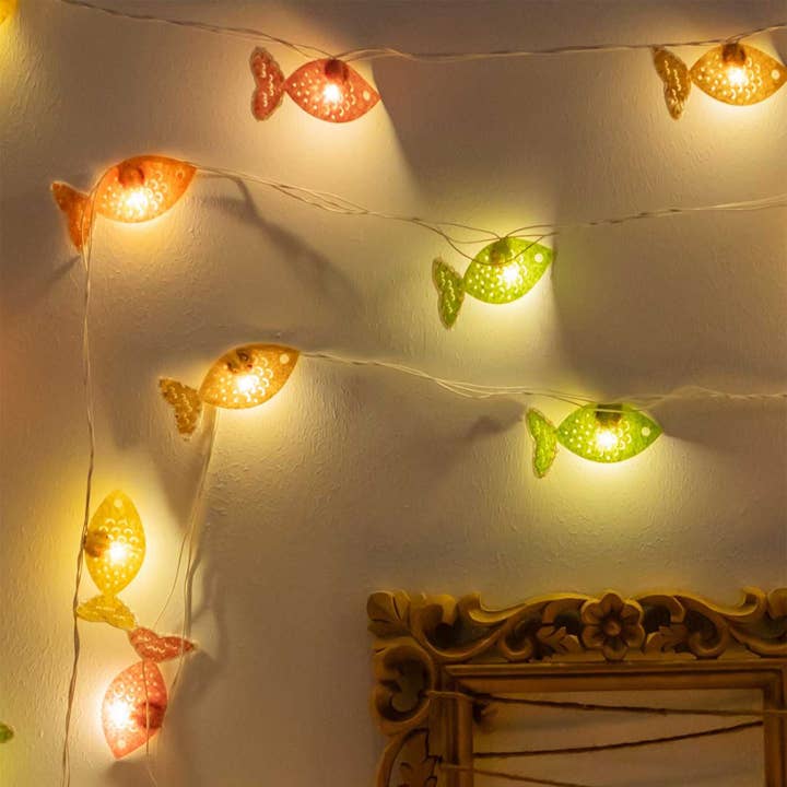 Lumière féerique en feutre au design de poissons colorés crochetés faits à la main pour la vente par Zwende