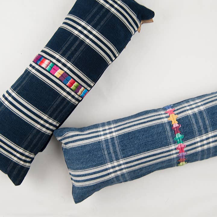 Coussin lombaire Randa en damier pour la vente par The Global Trunk