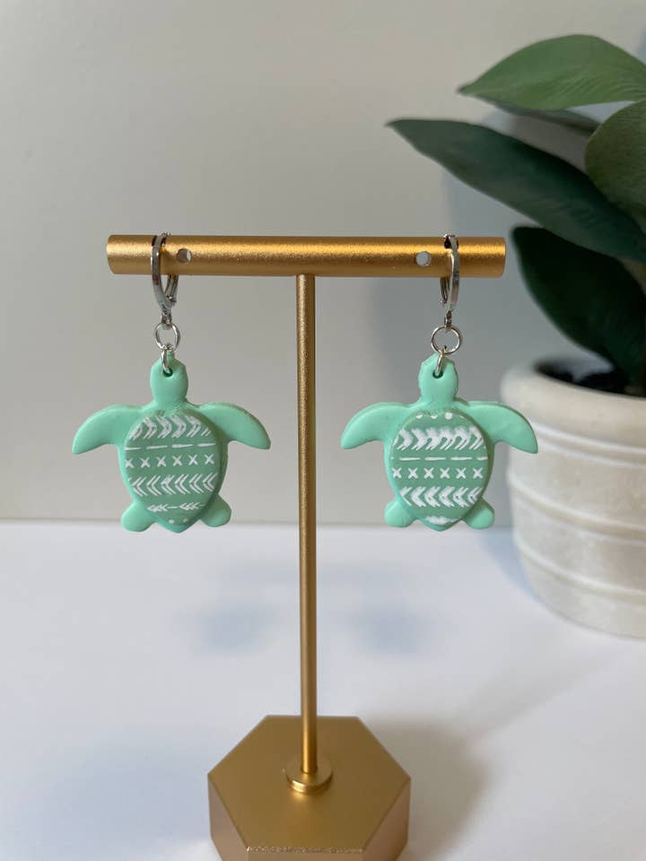 Mint havssköldpadda huggies för wholesale av Cozy Clay LLC