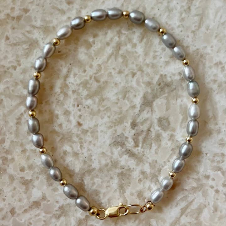 Platita Grå pärla och guldfylld pärla Dainty Armband för wholesale av House of Olia