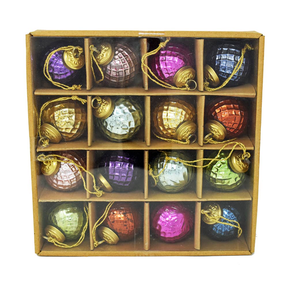 Fair to Trade Ltd – wholesale Ornament set – Fair Trade Recycled Glass Christmas Baubles Box of 16 India1