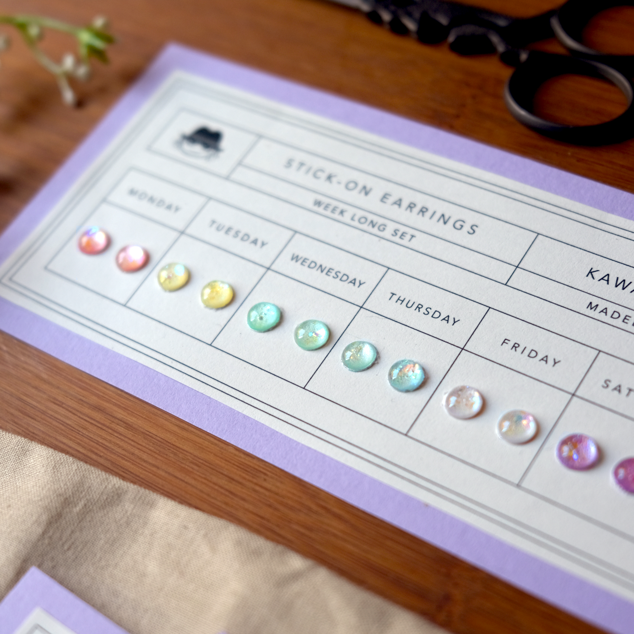 Made by Wheeler - Wholesale Sieradenset - Kawaii Magic plakoorbellen set met 7 kleuren voor elke dag van de week5