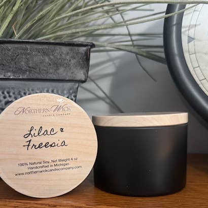 100% Soja Kaars, 4 oz Zwart blik - Lila en Freesia voor wholesale door Northern Wick Candle Company