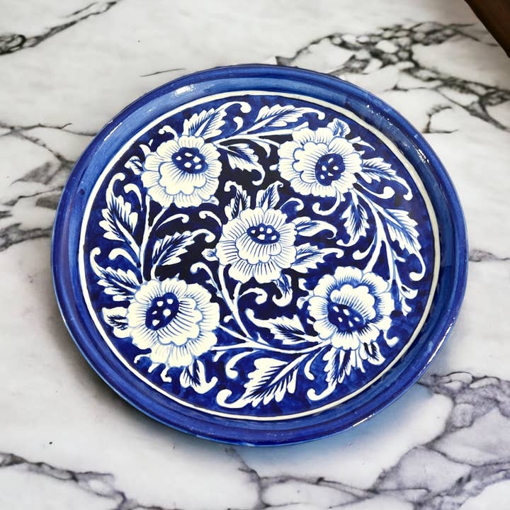 Assiette en poterie bleue fabriquée à la main - Motif à 5 fleurs pour la vente par Heaven Spring Ltd