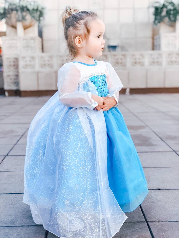 Robe Snow Queen pour la vente par Emmas Magical Dream