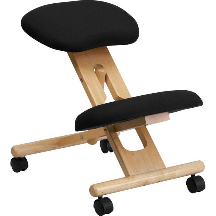 Chaise de bureau ergonomique à genoux en bois de Greenwestons, noire pour la vente par Greenwestons