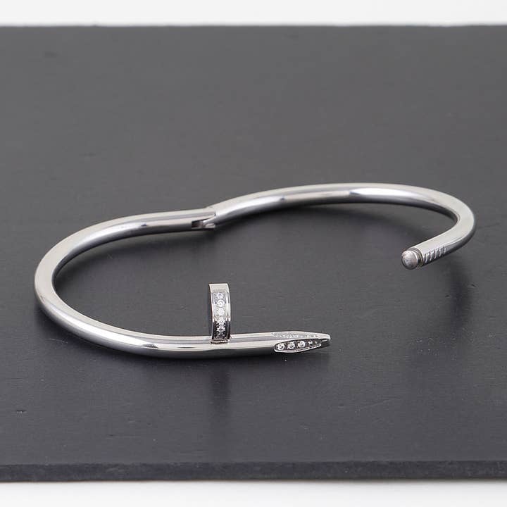 Bracelet orné de bijoux en forme de clou pour la vente par 3AM BY H&D ACCESSORIES