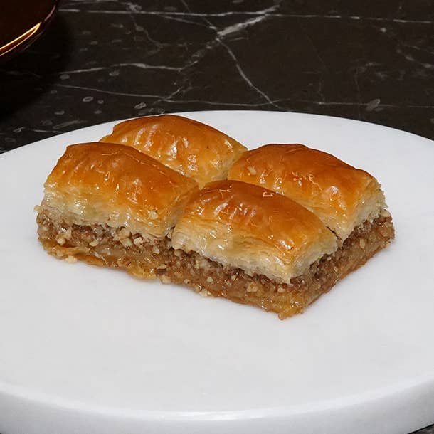 Baklava aux noix de Kocak Premium en coupe carrée - Confiserie turque classique - 1kg pour la vente par Aladdin