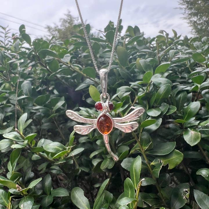 GSZ corporation DBA Gabriella's Gifts - Vente Colliers à pendentif - Pendentif en ambre DRAGONFLY 1,25"4