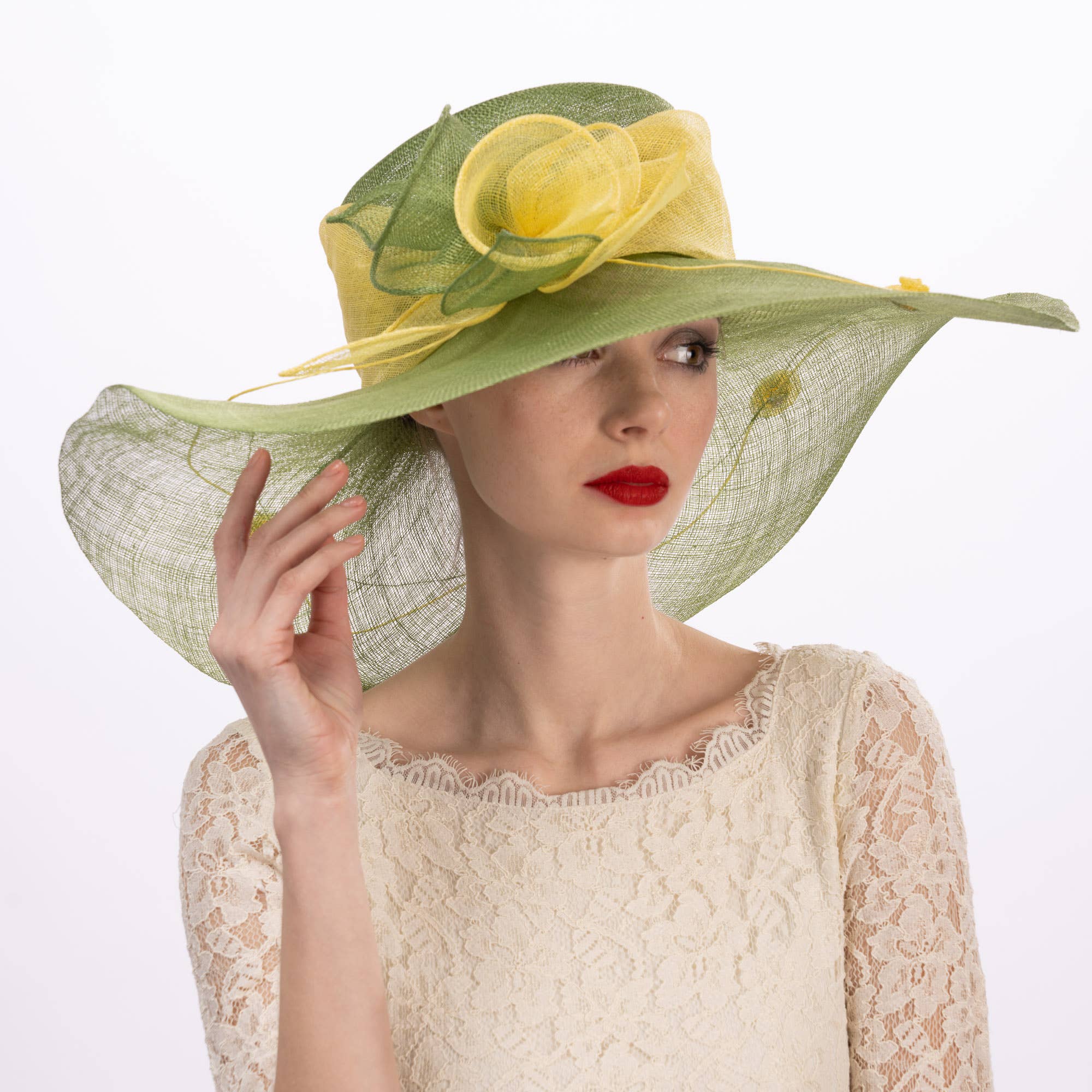 KaKyCo – Großhandel Fascinator – Damen – Zweifarbige Callalily Verzierte Breite Weiche Sinamay Hüte | 1171386