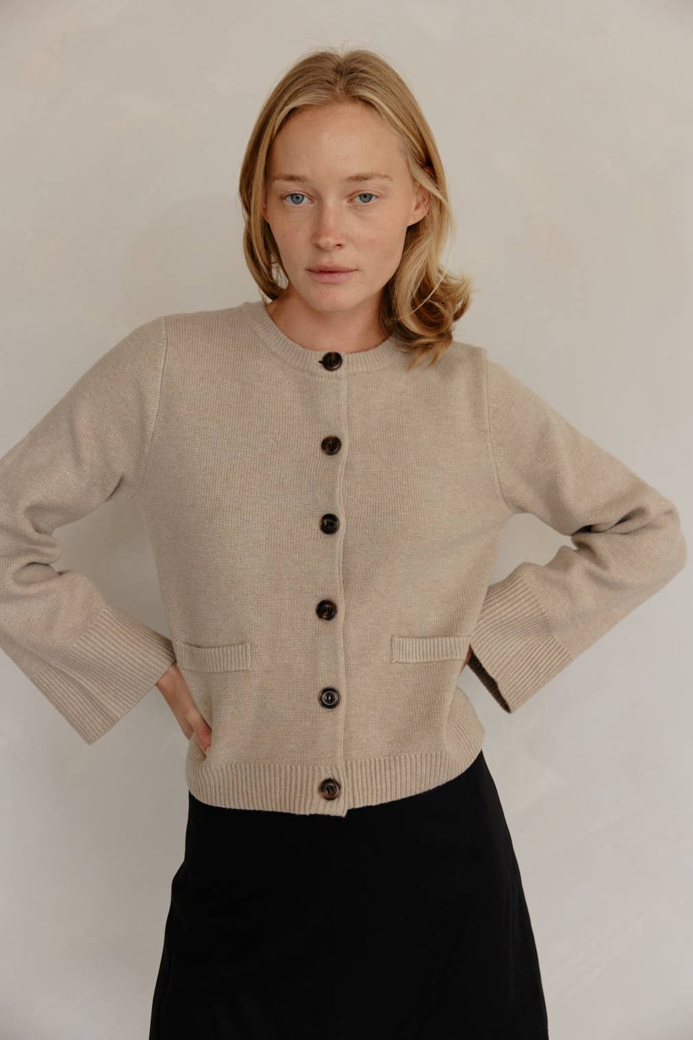 MOD REF – Engroshandel Cardigan - Dame – The Tyler Cardigan | Kvindesweater med klokkeærmer og knapper42