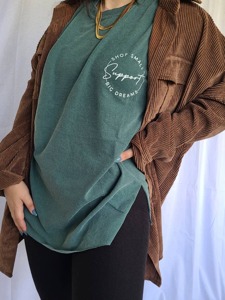 SHOP SMALL SUPPORT BIG DREAMS | T-SHIRT MIT SEITLICHEM SCHLITZ für den Großhandel von Thread House