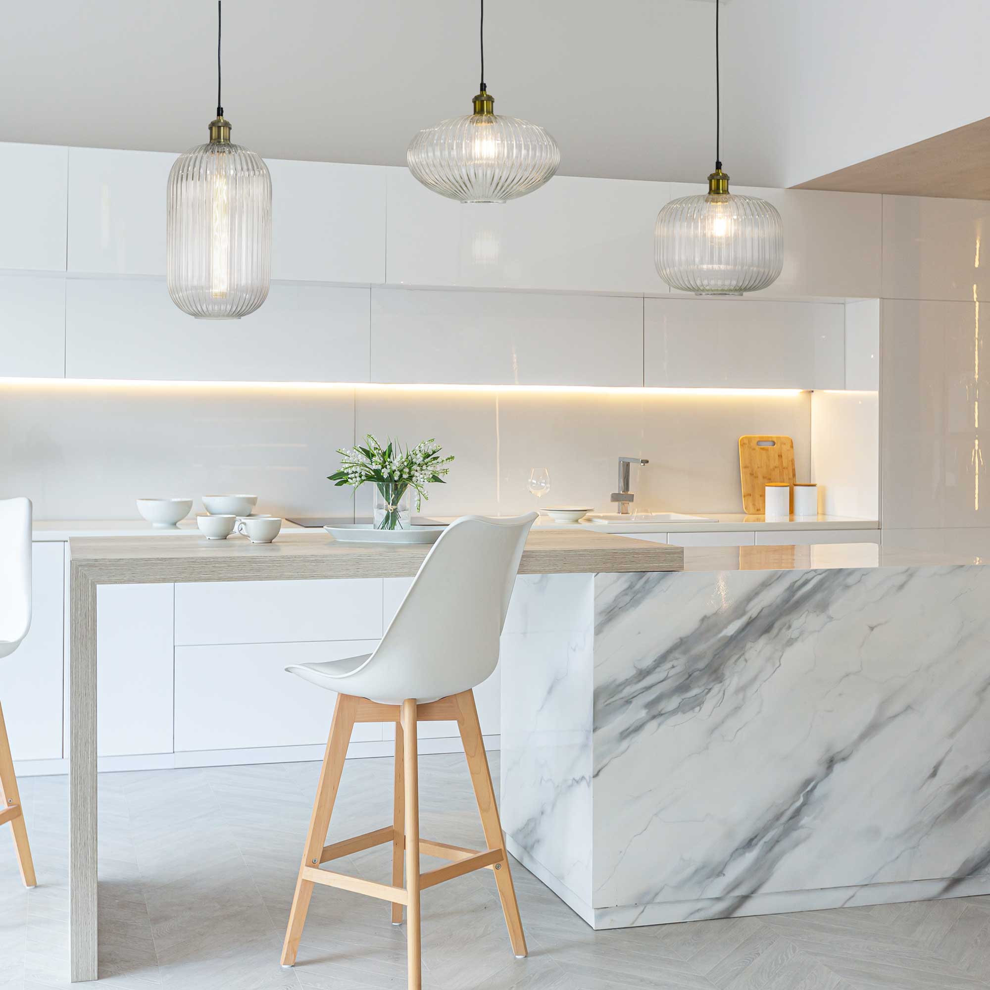 C-Création – wholesale Ljuskrona/hängande ljus – Chamey retro lampa i striperat glas med antik metall1