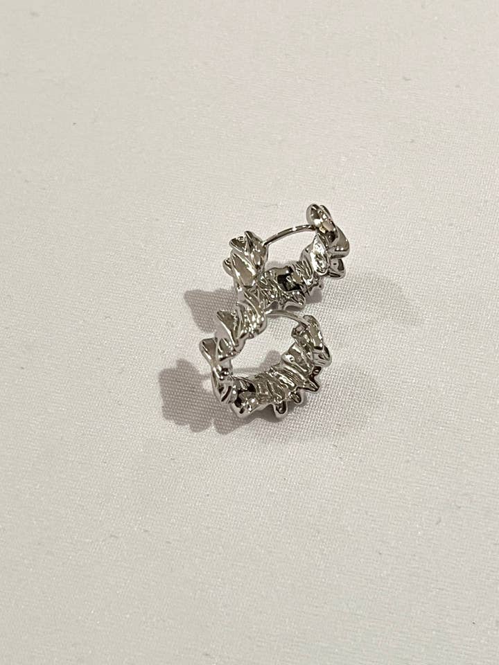 Boucles d'oreilles The Ribbon en argent pour la vente par Tally the Label