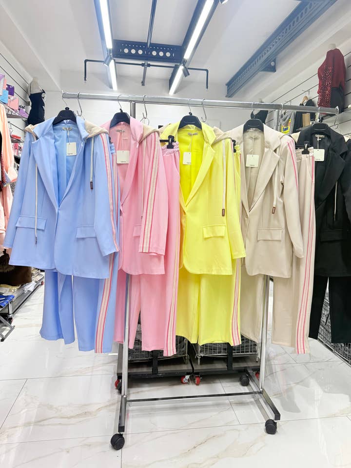 Casual blazer med stribedetaljer og sæt med brede bukser for engroshandel hos Chilli Girl Collection