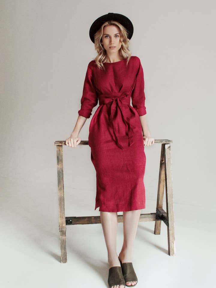 ”Audrey” Burgundy Midi Klänning för wholesale av Nich Linen