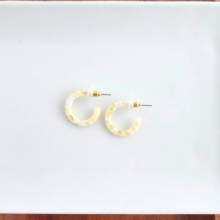 Mikro Cam Mini Hoops - Smörkräm Prick // Påsksmycken för wholesale av Spiffy & Splendid