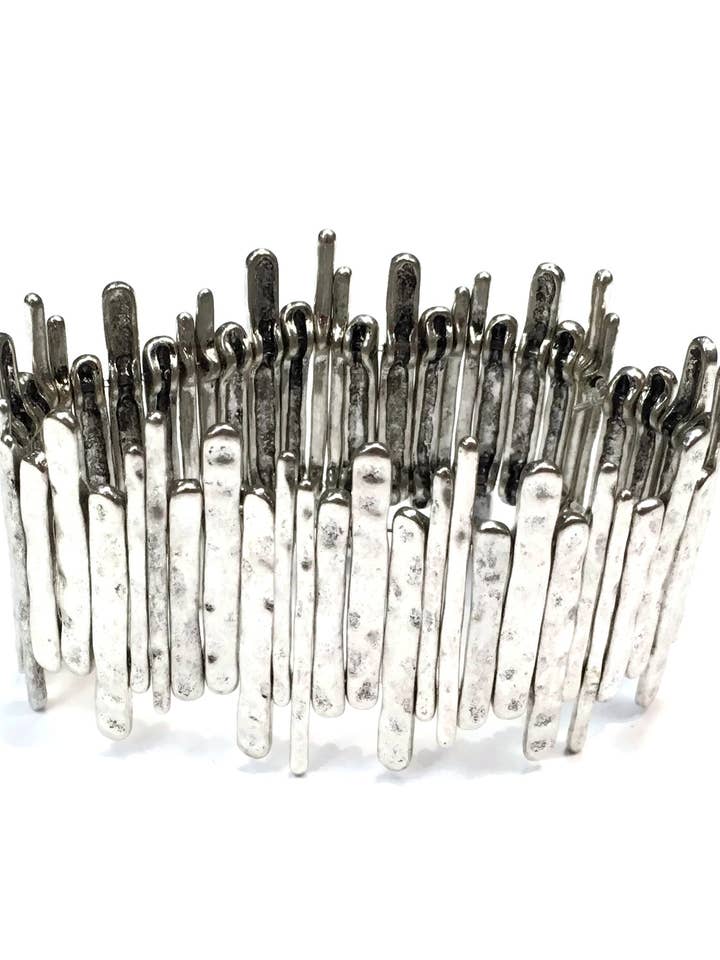 Brazalete elástico de plata envejecida con barras martilladas y puños anchos para venta al por mayor de Juniper Wish