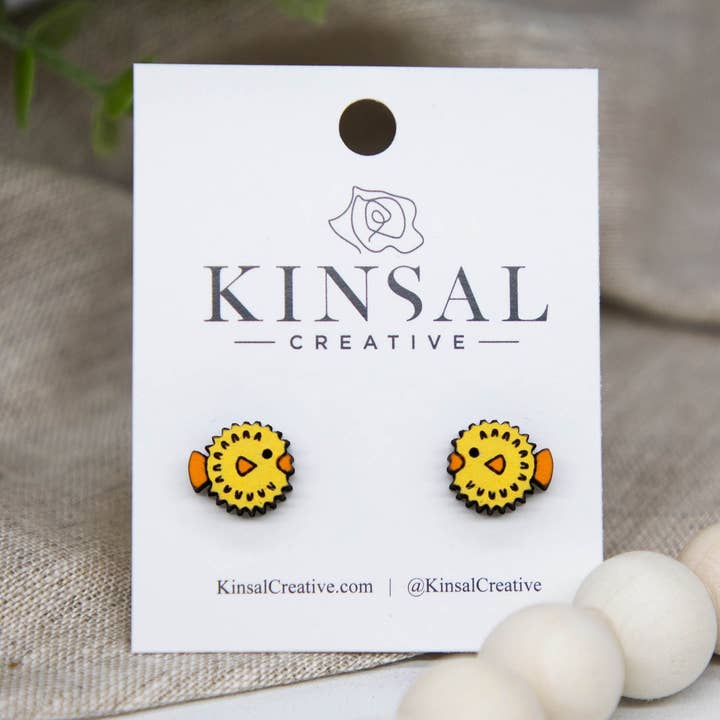 Clous d'oreilles en bois de poisson-globe pour la vente par Kinsal Creative