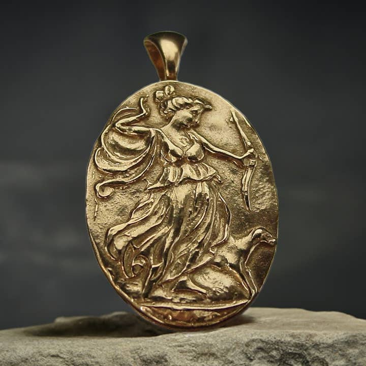 Grote Artemis cameo-hanger - Diana the Huntress voor wholesale door Vis a Vis Jewelry