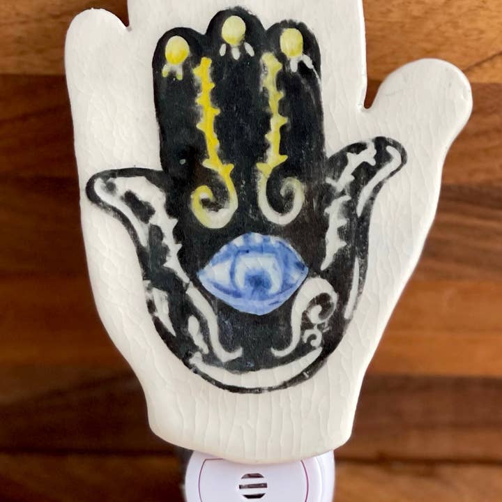 Luz nocturna de porcelana translúcida de Hamsa Protection con encendido automático para venta al por mayor de Chrys' Porcelain