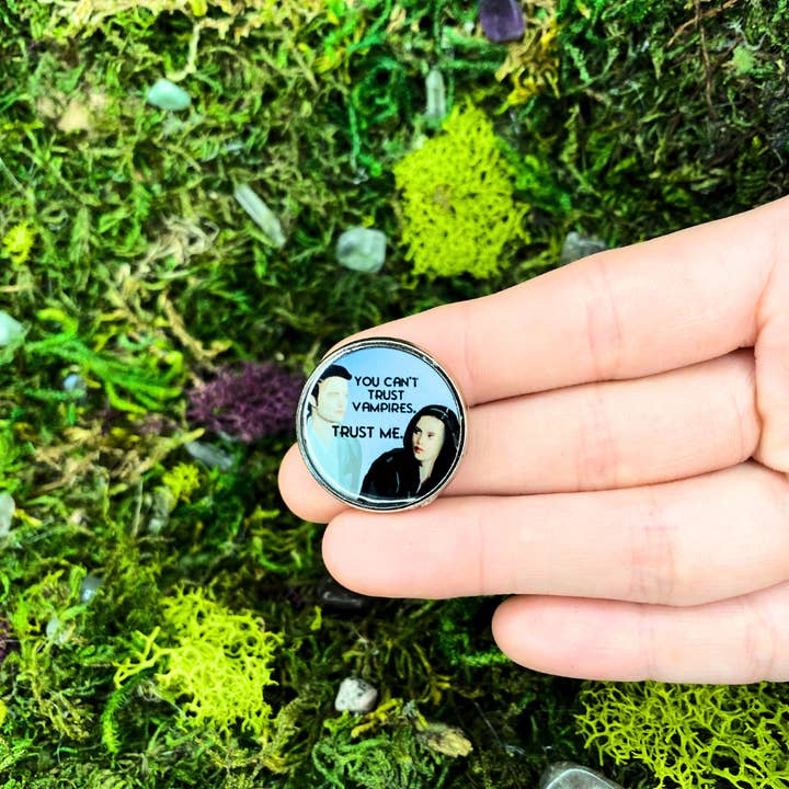 Man kann Vampiren nicht trauen, vertrau mir Twilight Emaille-Pin. für den Großhandel von The Shadow Witch