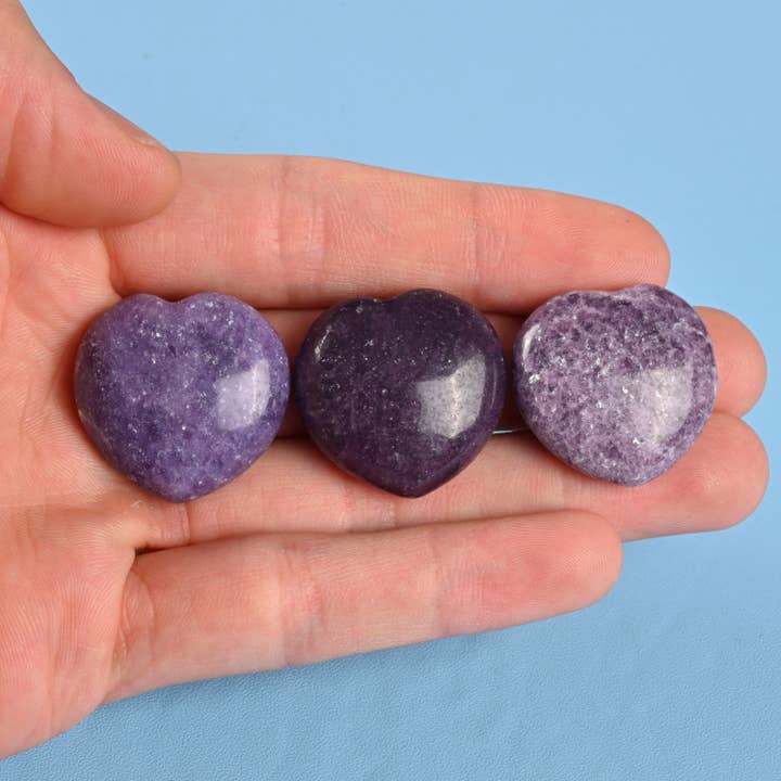 Pierre précieuse en forme de cœur sculptée en lépidolite naturelle de 25 mm pour la vente par ilovebeadsusa
