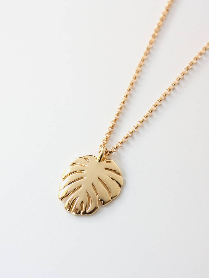Collana Monstera in oro Seycha per la vendita all'ingrosso da parte di Pure Indigo Design