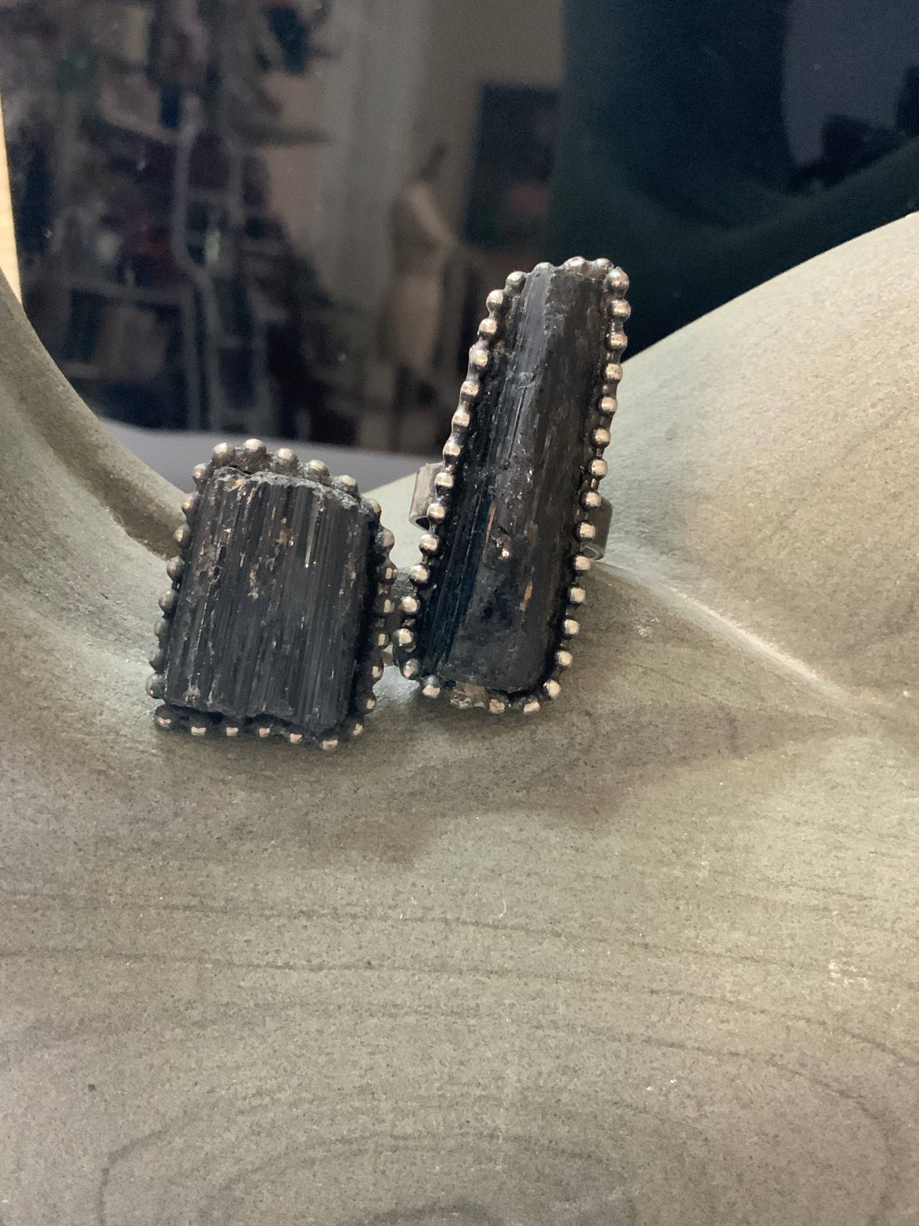 Peace Love Bling – Großhandel Cocktail-/Statement-Ring – Seriously Statement Ring mit rohem schwarzem Turmalin