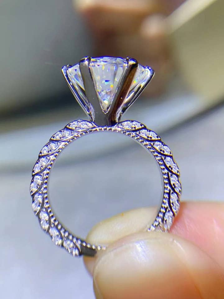 Forever Love Side Stone 5 karat briljant rundskuren moissanitring (platina över rent sterlingsilver) för wholesale av Sparkala