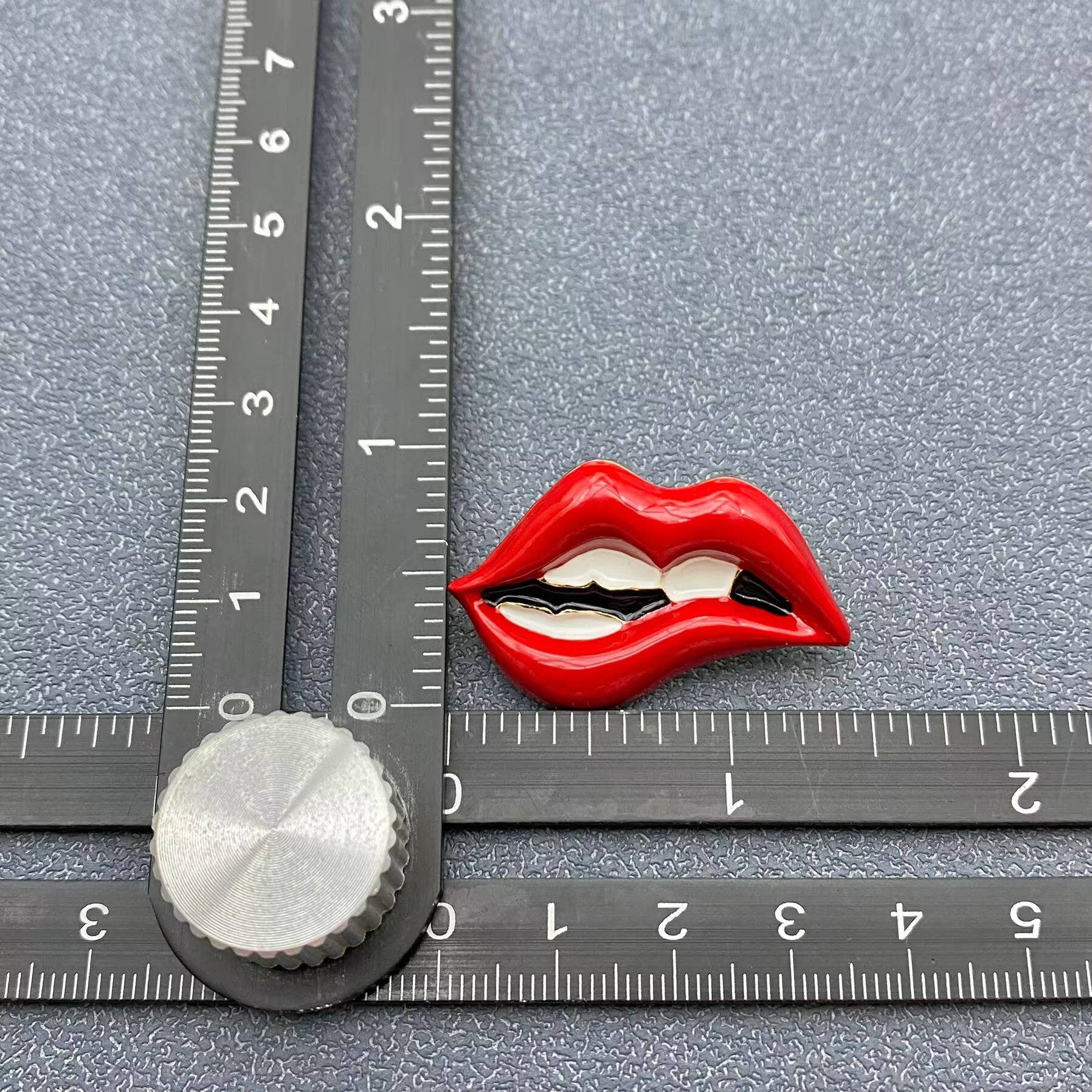 Mio Queena – Engroshandel Broche – Rød Læbe Mund Broche3