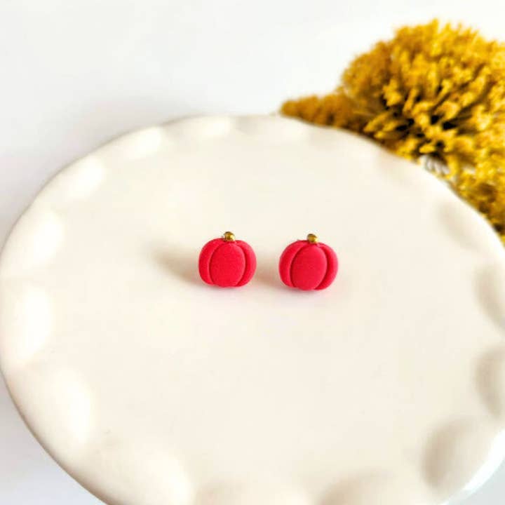 Boucles d'oreilles clous en argile polymère framboise citrouille pour la vente par Hipster & Co
