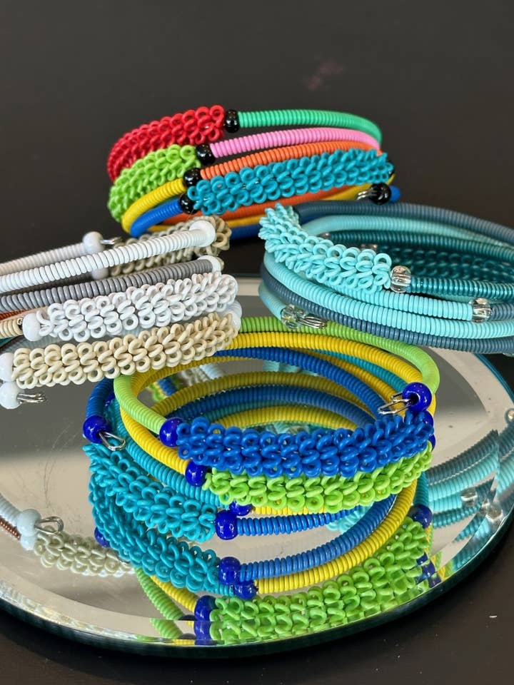 Bracelet en spirale - disponible dans une variété de couleurs pour la vente par Bridge for Africa