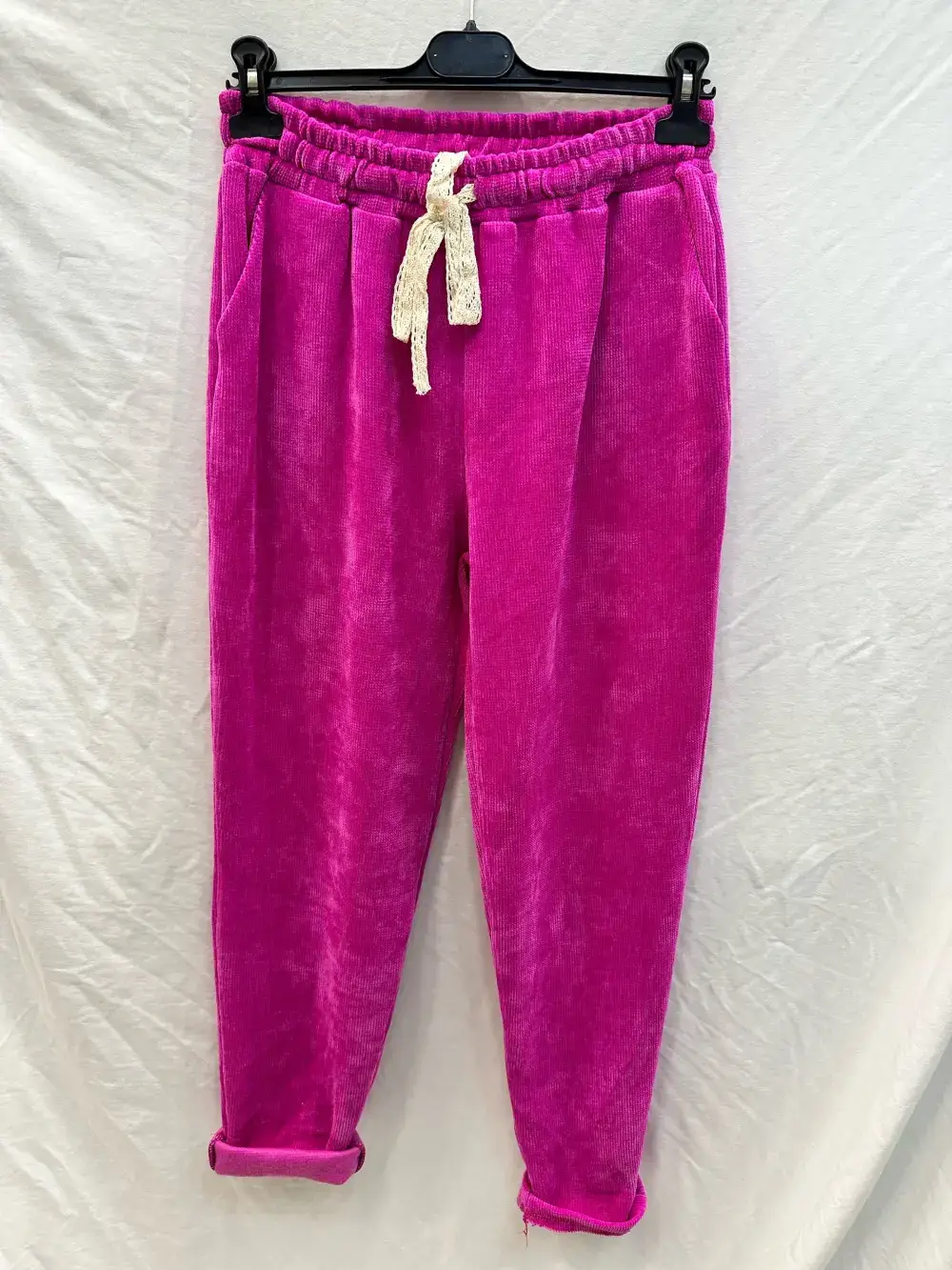 Mimi & Gogo – wholesale Mjukis- och joggingbyxor – Dam – Velour joggingbyxor med spets och resår i midjan, två fickor, one size för storlek 36–422