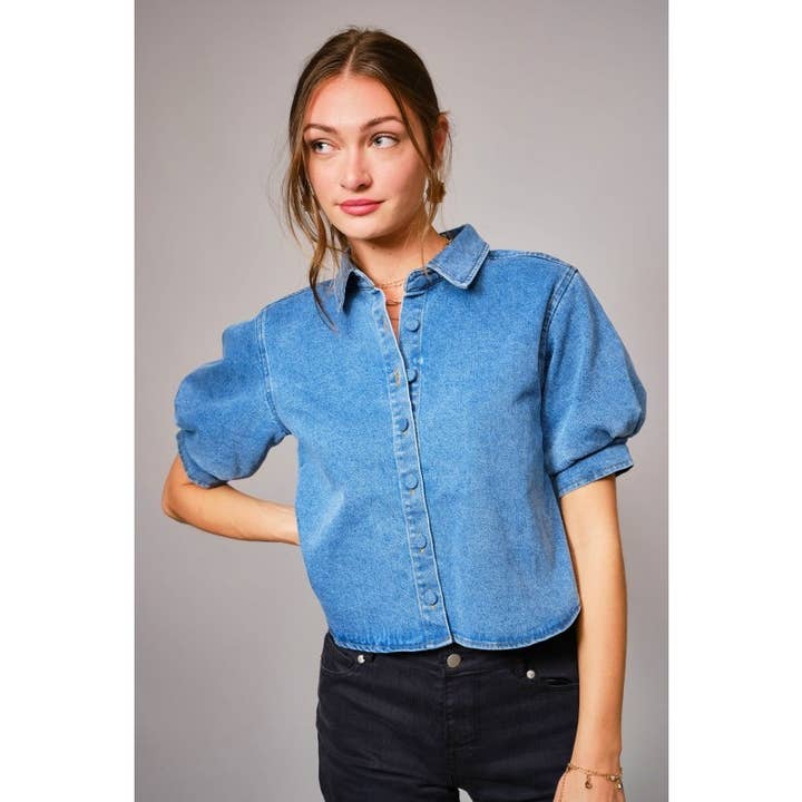 Chemise en jean à manches courtes bouffantes avec col et boutons. pour la vente par BNS