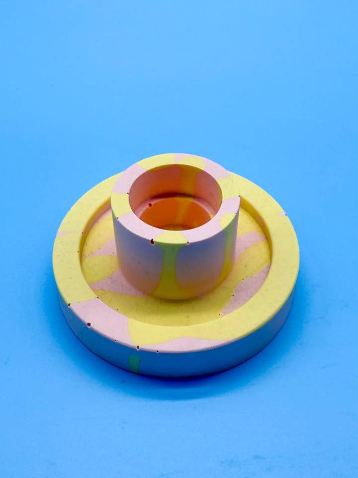 Jesmonite ljusstake rund rosa gul - handgjord designerdekor för wholesale av Wichtigedinge