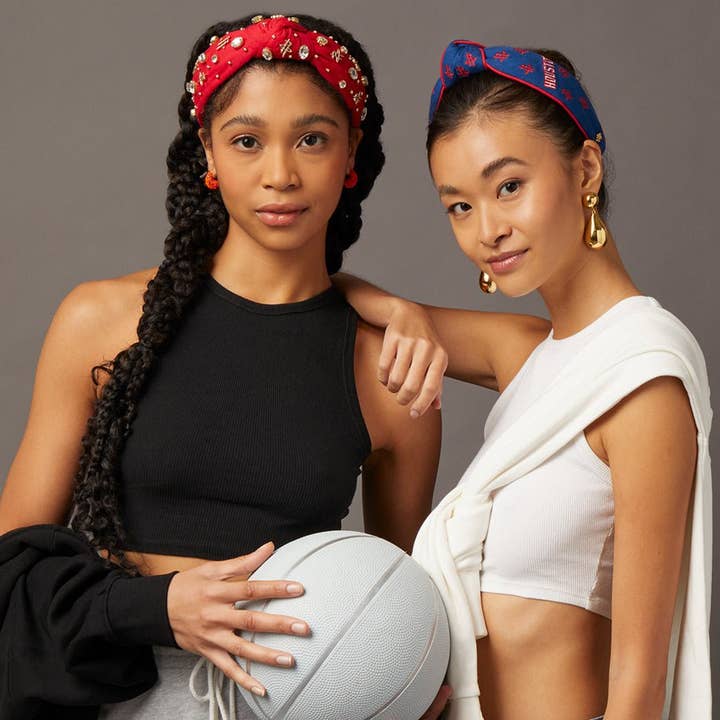 Lele Sadoughi – Engroshandel Pandebånd - Dame – BLÅ HOUSTON ROCKETS LELE X NBA BRODERET KNYTTEDE PANDEBÅND